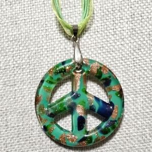 NIB‎ Glittered Glass Peace Sign Pendant Green/Gold